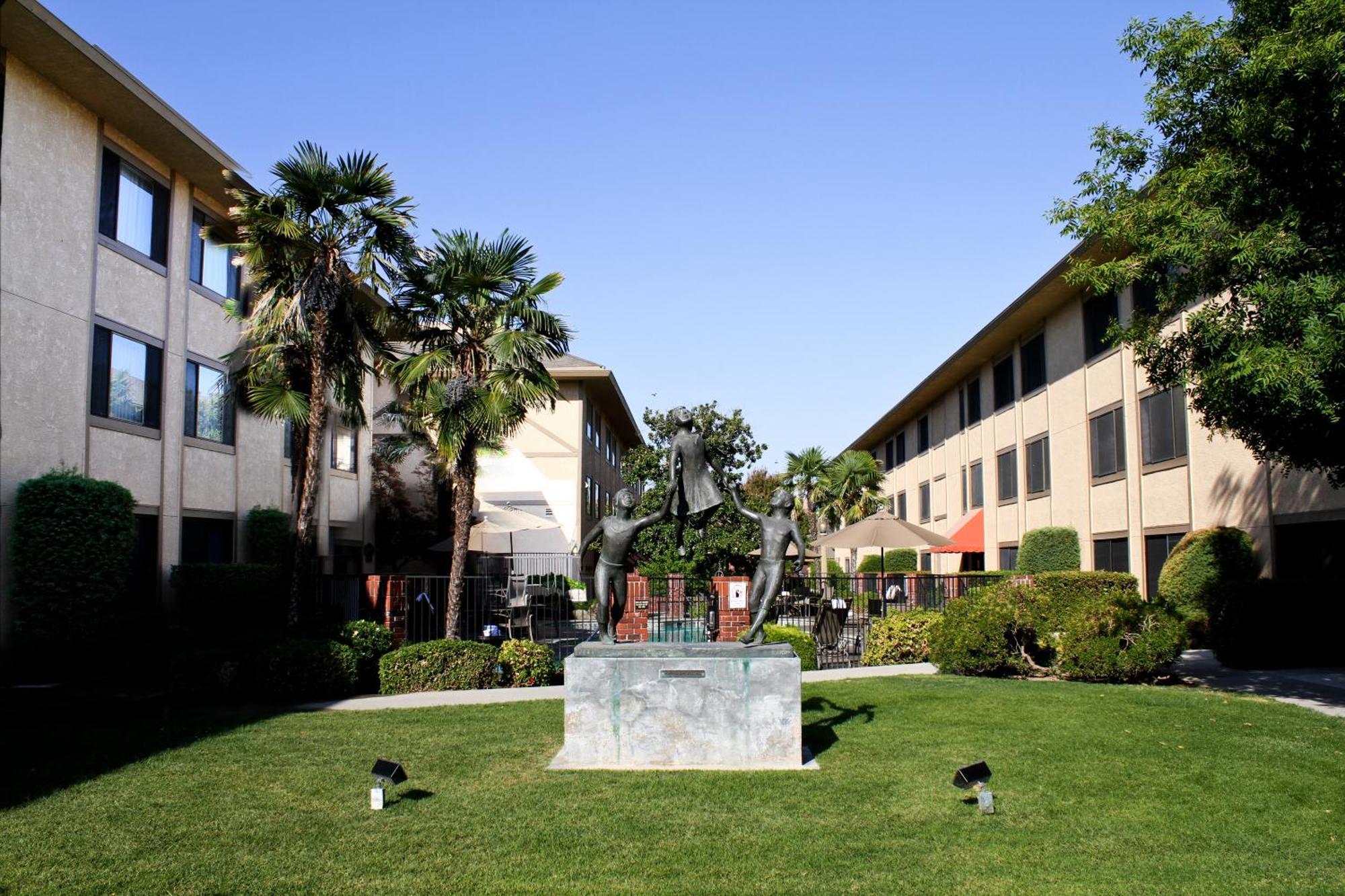 University Square Hotel Fresno Buitenkant foto